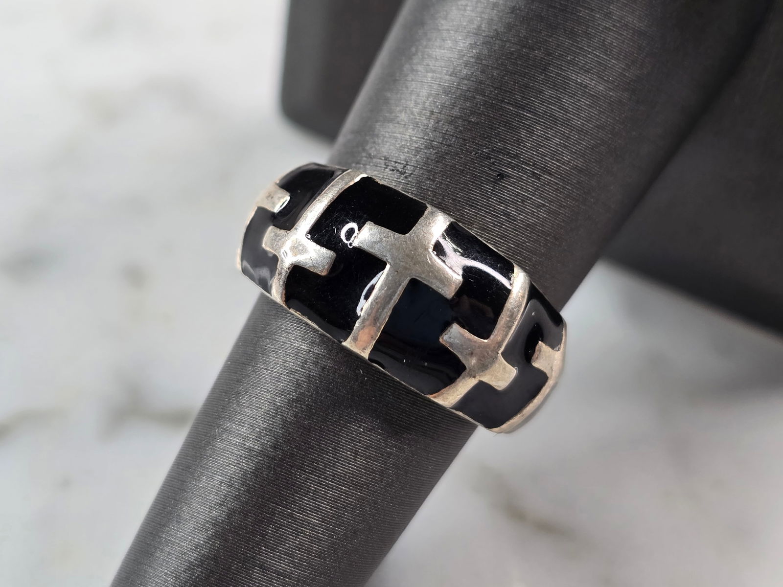 Womens Vintage Estate Sterling Silver Modernist Onyx Cross Ring: A WOMENS VINTAGE ESTATE STERLING SILVER MODERNIST ONYX CROSS RING. RING SIZE IS 7.0, AND WEIGHS 5.7g. THE LENGTH OF THE RING IS 3/8". THIS WOULD MAKE A NICE GIFT FOR THAT SOMEONE SPECIAL. ANY QUESTION