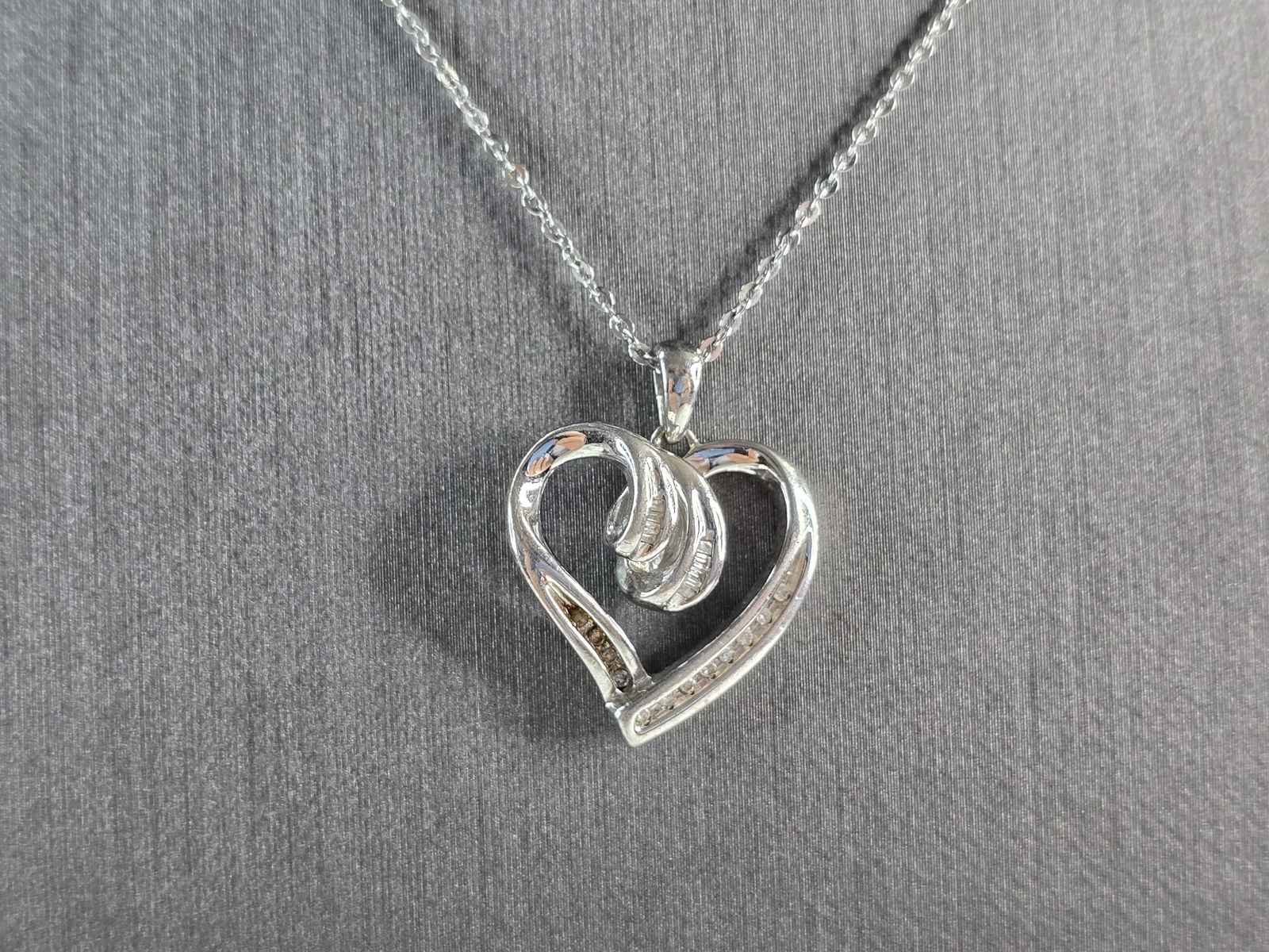 Womens Vintage Estate Sterling Silver Diamond Heart Pendant Necklace: A WOMEN'S VINTAGE ESTATE STERLING SILVER DIAMOND HEART PENDANT WITH NECKLACE. THE TOTAL WEIGHT IS 5.8g. THE NECKLACE MEASURES 18" LONG AND ADJUSTABLE TO 16". THE PENDANT MEASURES 1" BY 3/4". THERE ARE