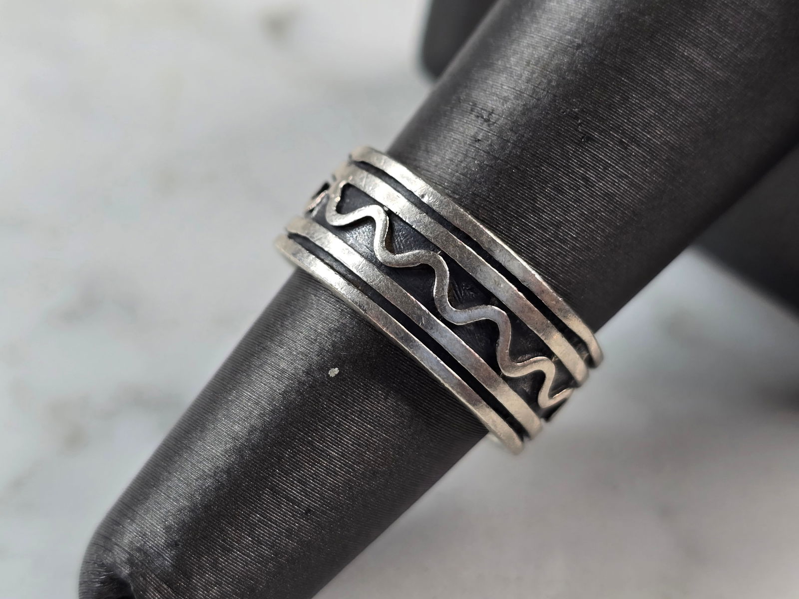 Womens Vintage Estate Sterling Silver Celtic Wave Ring: A WOMENS VINTAGE ESTATE STERLING SILVER CELTIC WAVE RING. RING WEIGHS 6.0g, AND IS A SIZE 6.75. THE WIDTH OF THE RING IS 1/4". THIS WOULD MAKE A NICE GIFT FOR THAT SOMEONE SPECIAL. ANY QUESTIONS PLEAS
