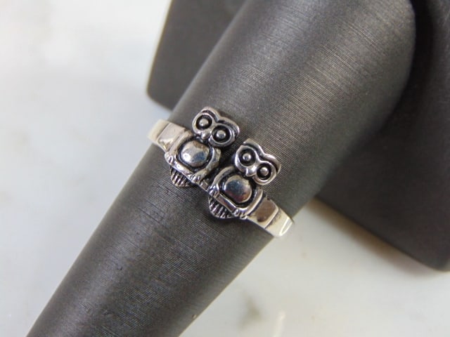 Womens Vintage Estate Sterling Silver Owls Ring: FOR SALE IS THIS LOVELY VINTAGE STERLING SILVER OWLS RING. THE TOTAL WEIGHT IS 2.4g, AND IS A SIZE 8.75. THIS RING WOULD MAKE A GREAT GIFT FOR SOMEONE SPECIAL. ANY QUESTIONS PLEASE DONT HESITATE TO AS