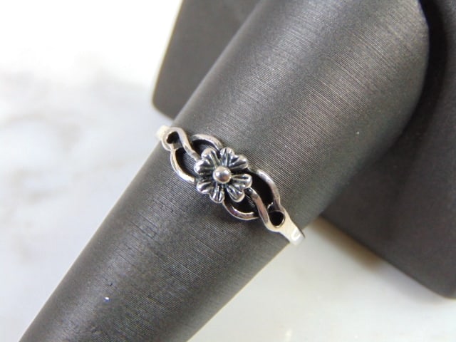 Womens Vintage Estate Sterling Silver Flower Ring (1 of 4)