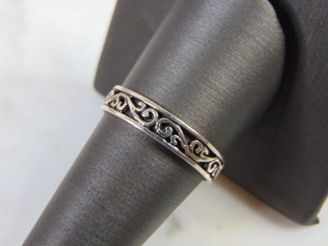Womens Vintage Estate Sterling Silver Filigree Ring: A WOMENS VINTAGE ESTATE STERLING SILVER FILIGREE RING. THE RING WEIGHS 1.7g, AND IS A SIZE 10.0. THE WIDTHS OF THE RING IS 3/16". ANY QUESTIONS PLEASE DO NOT HESITATE TO ASK. BE SURE TO CHECK OUT SOME