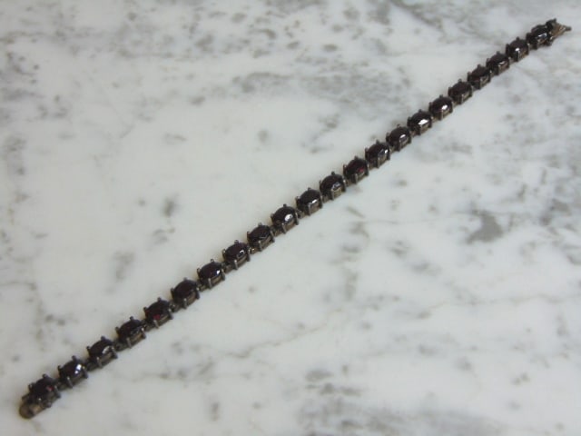 Womens Vintage Sterling Silver Rhodolite Bracelet: FOR SALE IS A LOVELY VINTAGE ESTATE .925 STERLING SILVER RHODOLITE BRACELET. NOT SURE IF STONES ARE REAL OR MAN MADE. BRACELET MEASURES 8 3/8" LONG BY 1/4" WIDE AND WEIGHS 18g. THIS WOULD MAKE A LOVEL
