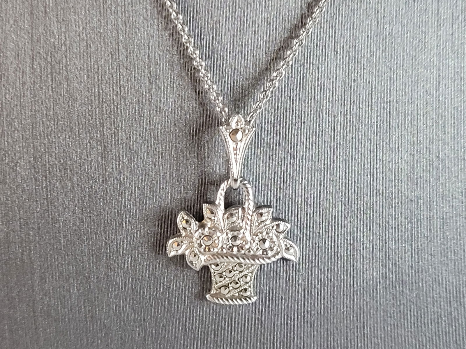 Womens Vintage Estate Sterling Silver Necklace Flower Basket Pendant: A WOMENS ESTATE STERLING SILVER NECKLACE WITH A FLOWER BASKET PENDANT. PENDANT IS NOT STERLING. NECKLACE MEASURES 18" BY 1/16". PENDANT MEASURES 7/8" BY 5/8". TOGETHER THEY WEIGH 3.3g. MAKES A GREAT G
