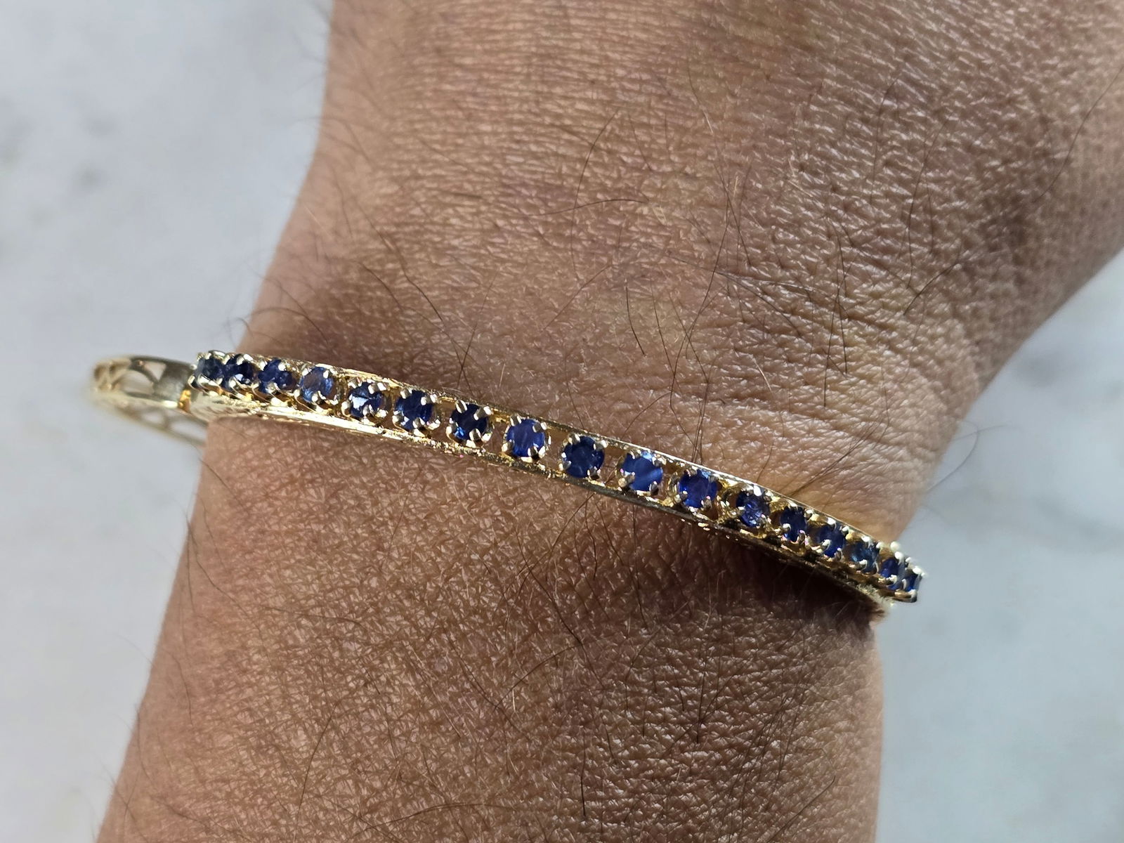 Womens Vintage Estate 14K Yellow Gold Sapphire Bangle Bracelet: A LOVELY WOMENS VINTAGE ESTATE 14K GOLD SAPPHIRE BRACELET. THE BRACELET MEASURES 6 1/2" IN CIRCUMFERENCE BY ABOUT 3/16" WIDE. BRACELET WEIGHS 11.5g. ANY QUESTIONS PLEASE DO NOT HESITATE TO ASK. BE SUR