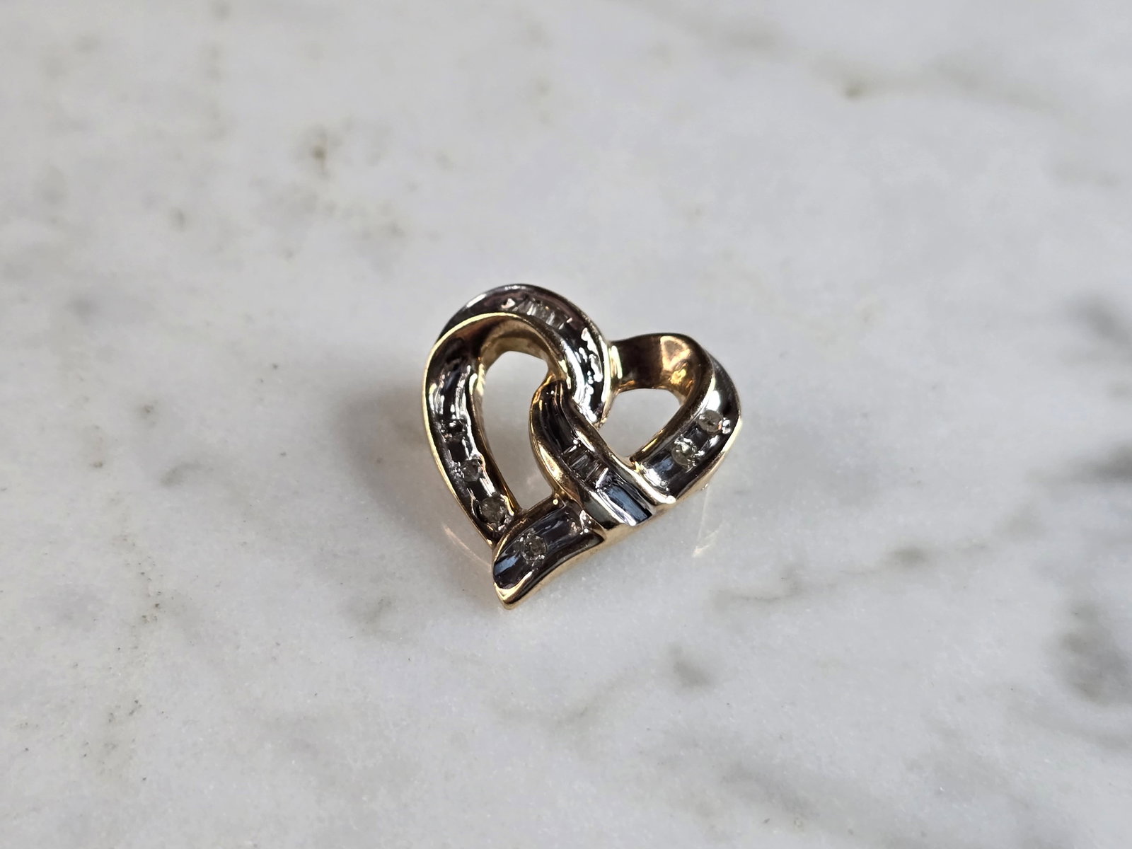 Womens Vintage Estate 10K Yellow Gold Heart Diamond Pendant: A WOMENS VINTAGE ESTATE 10K YELLOW GOLD HEART PENDANT WITH DIAMONDS. PENDANT WEIGHS 1.5g, AND MEASURES 5/8" BY 5/8". THERE ARE ABOUT .12cts OF DIAMONDS IN THIS PENDANT. WOULD MAKE A LOVELY GIFT FOR TH