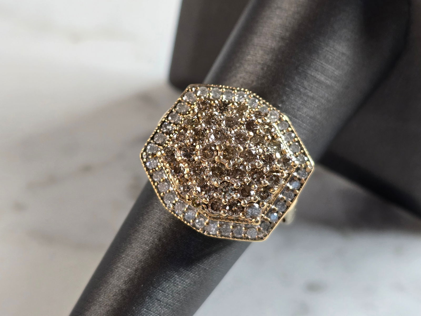 Womens Vintage Estate 10K Yellow Gold Diamond Cluster Ring: A WOMENS VINTAGE ESTATE 10K YELLOW GOLD RING WITH AN ESTIMATED TOTAL OF ABOUT 1.83cts OF DIAMONDS. THE TOTAL WEIGHT IS 4.8g, AND IS A SIZE 7.0. RING IS MARKED "10K" ON THE INSIDE OF THE BAND. THE WIDT