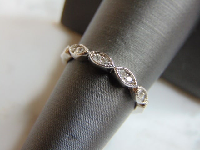 Womens Vintage Estate 14K White Gold Diamond Ring: FOR SALE IS THIS LOVELY VINTAGE 14K WHITE GOLD DIAMOND RING. THERE ARE ABOUT .12cts OF DIAMONDS IN THIS RING. THE TOTAL WEIGHT IS 2.7g, AND IS A SIZE 6.75. ANY QUESTIONS PLEASE DONT HESITATE TO ASK. B