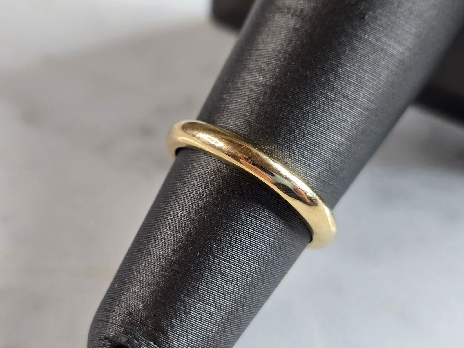 Womens Vintage Estate 18K Yellow Gold Tiffany & Co Wedding Ring: A WOMENS VINTAGE ESTATE TIFFANY & CO 18K YELLOW GOLD WEDDING RING. THE RING WEIGHS 3.2g AND IS A SIZE 4.75. THE WIDTH OF THE RING IS 1/8". RING IS MARKED ON THE INSIDE OF THE BAND. ANY QUESTIONS, PLEA