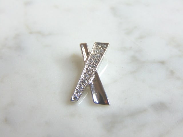 Womens Vintage Estate Sterling Silver CZ Pendant: FOR SALE IS THIS WOMENS VINTAGE ESTATE STERLING SILVER CZ PENDANT . PENDANT WEIGHS 0.8g AND PENDANT MEASURES 5/8" LONG BY 1/4" WIDE. MAKES A GREAT GIFT FOR THAT SOMEONE SPECIAL. IF ANY QUESTIONS, PLEA