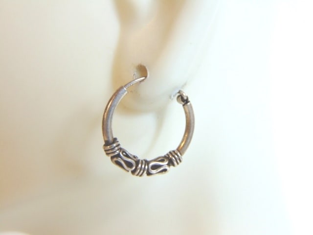 Womens Vintage Estate Sterling Silver Hoop Earrings: A PAIR OF WOMENS STERLING SILVER HOOP EARRINGS. EARRINGS WEIGH 1.6g AND MEASURES 5/8" IN DIAMETER. ANY OTHER QUESTIONS, PLEASE DO NOT HESITATE TO ASK. BE SURE TO CHECK OUT SOME OF MY OTHER GREAT ITEMS