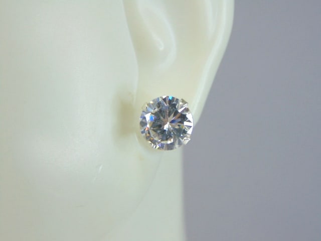 Womens Vintage Estate Sterling Silver CZ Earrings: A PAIR OF WOMENS STERLING SILVER CZ EARRINGS THAT WEIGH 1.7g AND MEASURES 3/8" IN DIAMETER. ANY QUESTIONS, PLEASE DO NOT HESITATE TO ASK. BE SURE TO CHECK OUT SOME OF MY OTHER GREAT ITEMS UP FOR SALE.