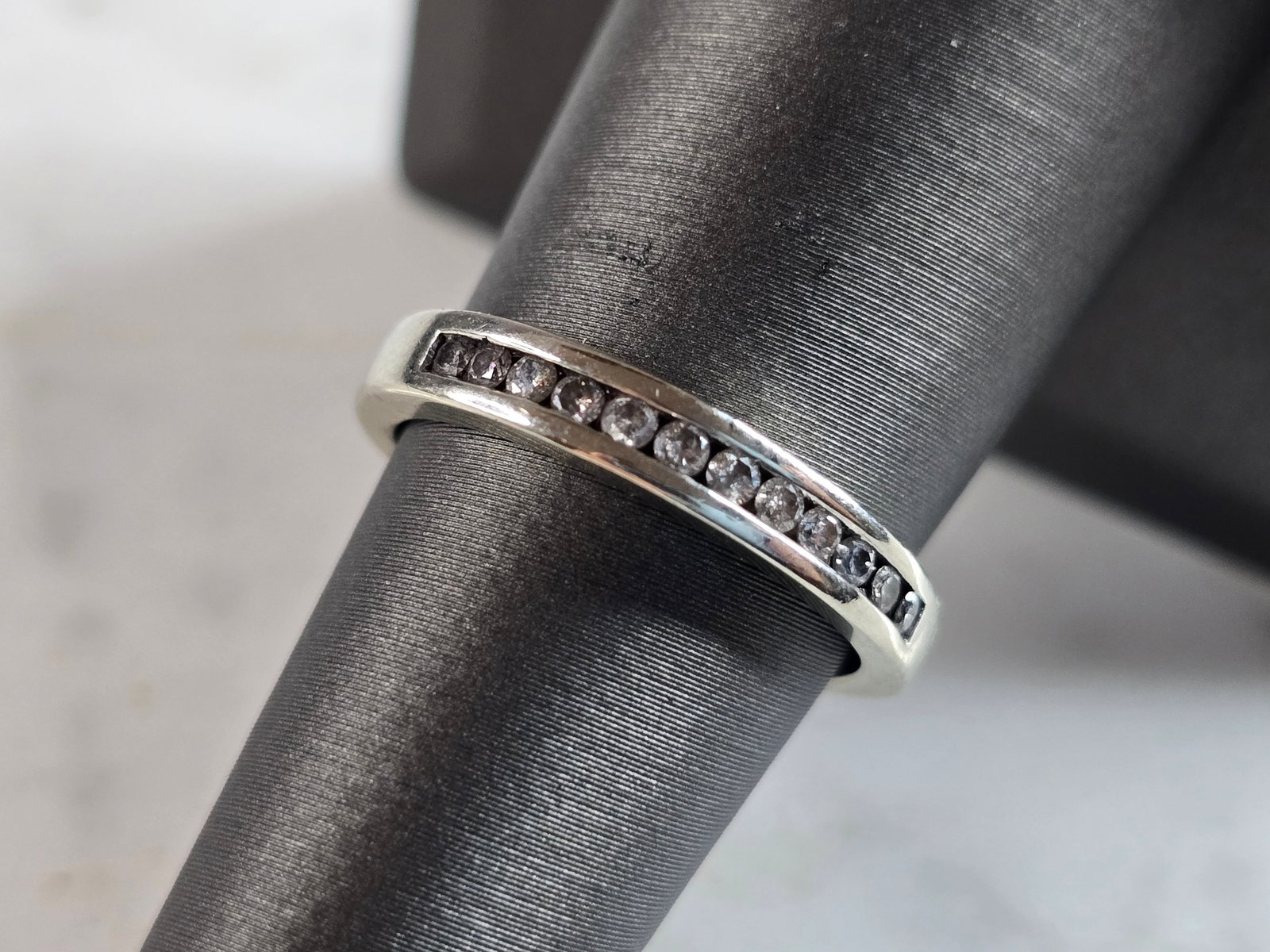 Womens Vintage Estate 10K White Gold Diamond Ring: A WOMENS VINTAGE ESTATE 10K WHITE GOLD DIAMOND CHANNEL LOCK RING. THE TOTAL WEIGHT IS 3.3g, AND IS A SIZE 7.0. THERE ARE ABOUT 0.22cts OF DIAMONDS IN THE RING. THE WIDTH OF THE RING IS 1/8". MAKES A G