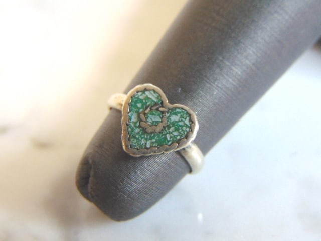 Womens Vintage Estate Sterling Silver Heart Ring: A WOMENS VINTAGE ESTATE STERLING SILVER HEART RING. THE RING WEIGHS 1.0g, AND IS A SIZE 2.0. ANY QUESTIONS PLEASE DO NOT HESITATE TO ASK. BE SURE TO CHECK OUT SOME OF MY OTHER GREAT ITEMS UP FOR SALE.