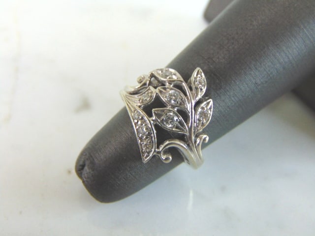 Womens Vintage 14K White Gold Diamond Flower Ring: A WOMEN'S VINTAGE 14K WHITE GOLD DIAMOND FLOWER RING. THE SIZE OF THE RING IS A 2.75, AND WEIGHS 3.6g. THERE ARE ABOUT .18cts OF DIAMONDS. RING IS MARKED 14K. RING WOULD MAKE A LOVELY GIFT FOR THAT SO