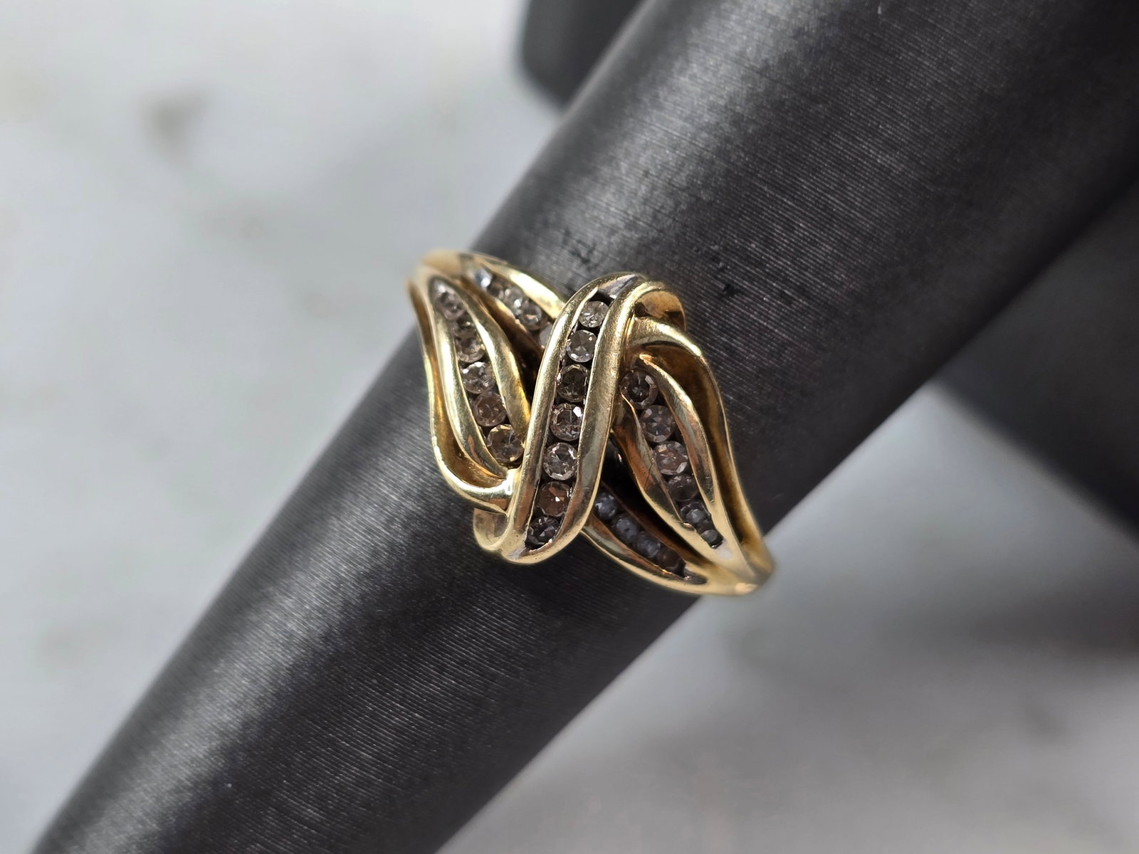 Womens Vintage Estate 10K Yellow Gold Modernist Diamond Ring: FOR SALE IS THIS LOVELY VINTAGE 10K YELLOW GOLD DIAMOND CLUSTER RING WITH A TOTAL OF ABOUT .52cts OF DIAMONDS. THE TOTAL WEIGHT IS 2.8g, AND IS A SIZE 7. ANY QUESTIONS PLEASE DONT HESITATE TO ASK. BE