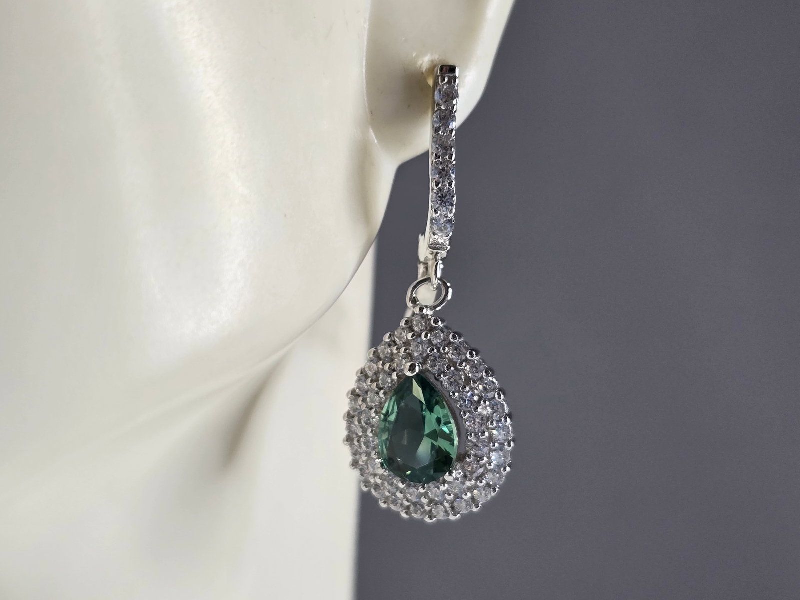 Womens Vintage Estate Sterling Silver Dangle CZ Earrings: A PAIR OF WOMENS STERLING SILVER DANGLE CZ EARRINGS WITH EMERALD COLORED STONE. EARRINGS WEIGH 5.6g AND MEASURE 1 3/8" LONG BY 1/2" WIDE. ANY OTHER QUESTIONS, PLEASE DO NOT HESITATE TO ASK. BE SURE TO