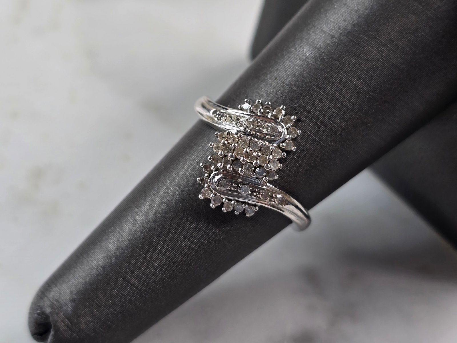Womens Vintage Estate 10K White Gold Diamond Cluster Ring: FOR SALE IS THIS LOVELY VINTAGE 10K WHTIE GOLD DIAMOND CLUSTER RING WITH A TOTAL OF ABOUT .60cts OF DIAMONDS. THE TOTAL WEIGHT IS 2.5g, AND IS A SIZE 7.0. ANY QUESTIONS PLEASE DONT HESITATE TO ASK. BE