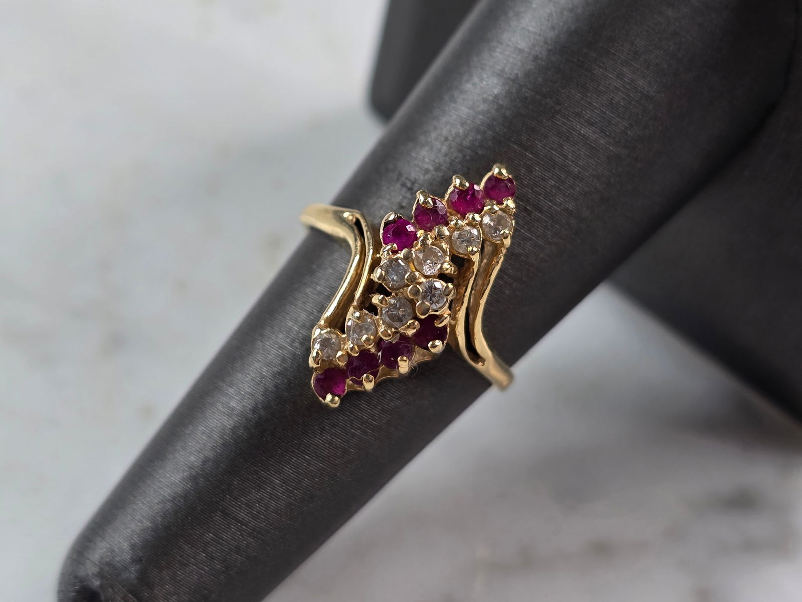 Womens Vintage Estate 10k Gold Diamond & Garnet Ring: FOR SALE IS THIS LOVELY VINTAGE ESTATE 10K GOLD RING WITH GARNETS AND DIAMONDS. THE RING IS A SIZE 6.75 AND WEIGHS 3.5g. THERE ARE ABOUT .24cts OF DIAMONDS. THE RING MAKES A BEAUTIFUL GIFT FOR THAT SO