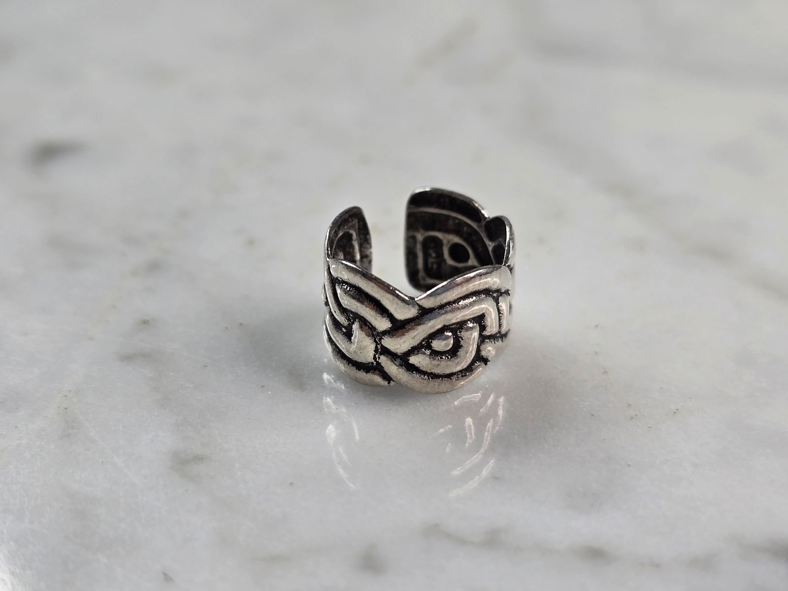 Womens Vintage Estate Sterling Silver Celtic Knot Ear Cuff Earring: FOR SALE IS A LOVELY WOMENS VINTAGE ESTATE STERLING SILVER CELTIC KNOT EAR CUFF EARRING. THE EAR CUFF WEIGHS 1.1g AND MEASURES 3/8" WIDE. THIS WOULD MAKE A NICE GIFT FOR THAT SOMEONE SPECIAL. ANY OTHE