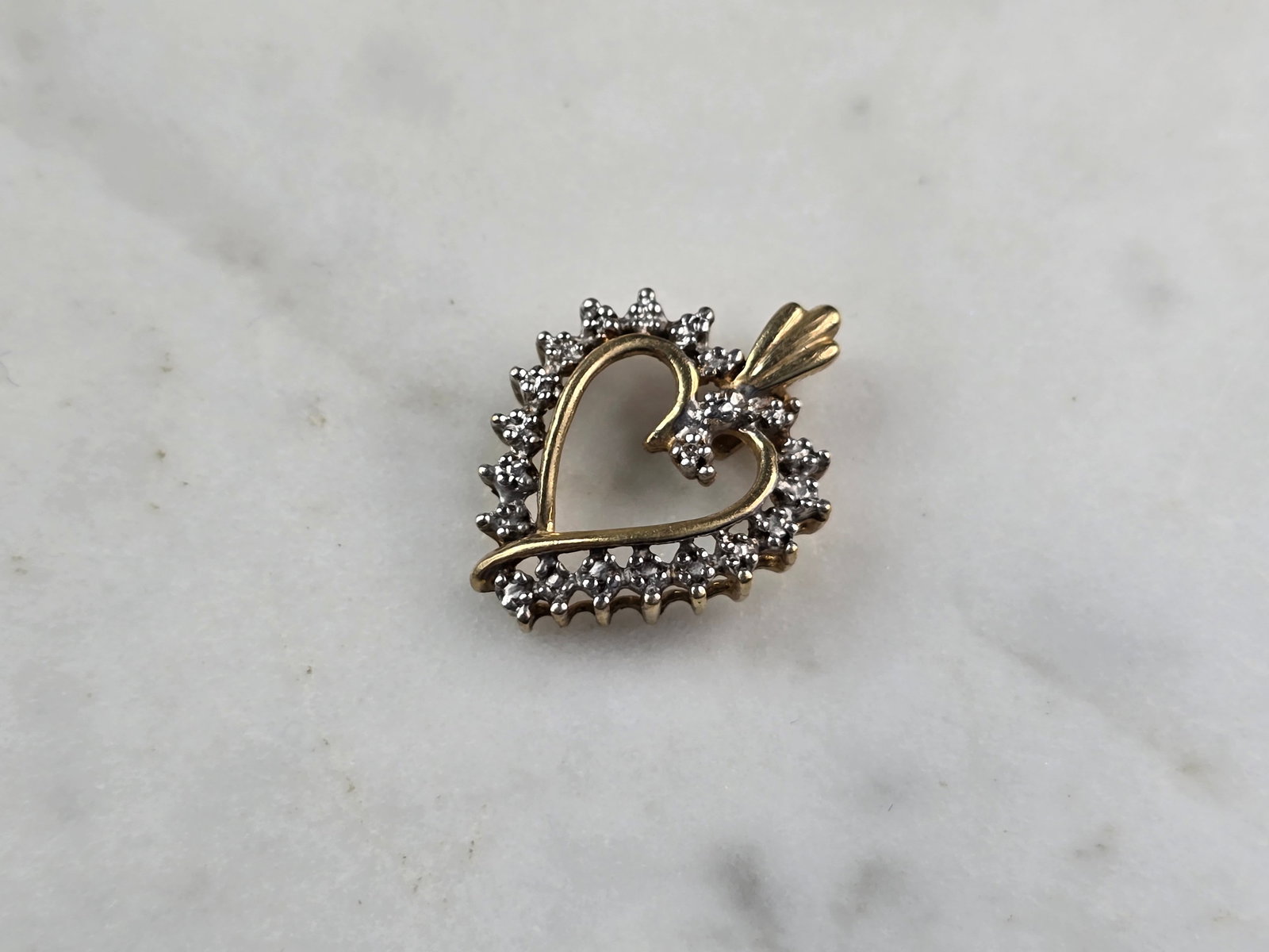 Womens Vintage Estate 10K Yellow Gold Heart Pendant: FOR SALE IS THIS LOVELY VINTAGE ESTATE 10K YELLOW GOLD HEART PENDANT. PENDANT WEIGHS 1.5g AND MEASURES 3/4" BY 5/8". THIS MAKES A GREAT GIFT FOR THAT SOMEONE SPECIAL. IF ANY QUESTIONS, PLEASE ASK. BE