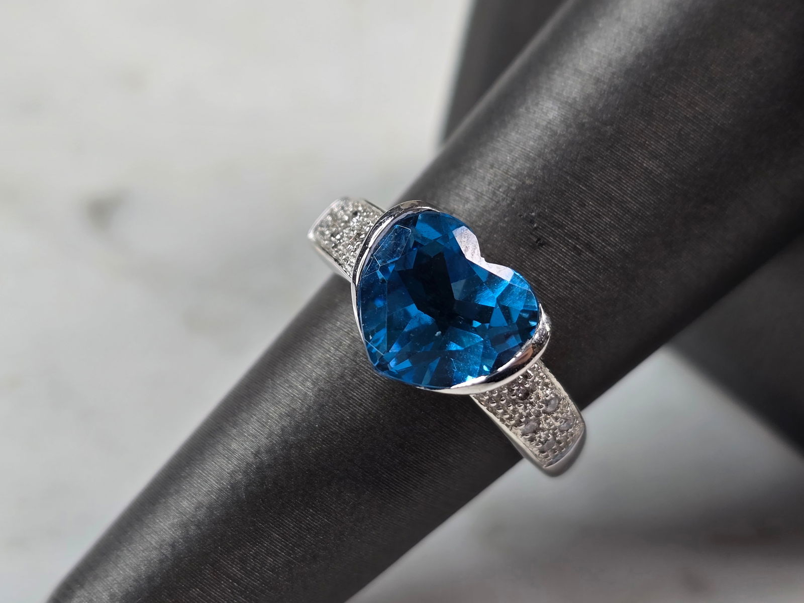 Womens 14K White Gold Topaz & Diamond Heart Ring: FOR SALE IS THIS LOVELY VINTAGE 14K WHITE GOLD RING WITH A LARGE TOPAZ COLORED HEART SHAPED STONE SURROUNDED BY .10cts OF DIAMONDS. NOT SURE IF THE TOPAZ STONE IS REAL OR MAN MADE. THE TOTAL WEIGHT IS