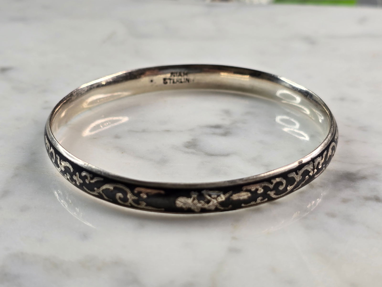 Womens Vintage Estate Sterling Silver Siam Bangle Bracelet: FOR SALE IS A WOMEN'S VINTAGE ESTATE SIAM STERLING SILVER BANGLE BRACELET. THE INSIDE CIRCUMFERENCE OF THE BRACELET MEASURES ABOUT 7 3/4" AND ABOUT 1/4" WIDE. BRACELET WEIGHS 11g. THIS WOULD MAKE A LO