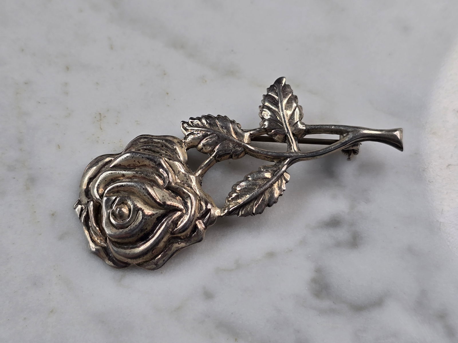 Womens Vintage Estate Lang Sterling Silver Rose Brooch: FOR SALE IS THIS LOVELY VINTAGE ESTATE .925 LANG STERLING SILVER ROSE BROOCH. THE TOTAL WEIGHT OF THE BROOCH IS 5.1g. THE BROOCH MEASURES 2 1/8" LONG BY 1" WIDE. MAKES A GREAT GIFT FOR THAT SPECIAL SO