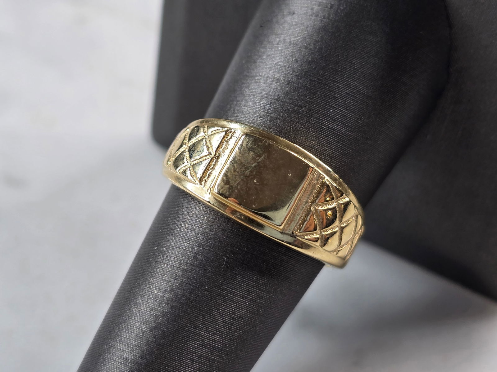 Mens Vintage Estate 14k Yellow Gold Ring: A MENS VINTAGE ESTATE 14k YELLOW GOLD RING. THE RING WEIGHS 4.3g AND IS A SIZE 9.0. THE FACE MEASURES 3/8" WIDE.