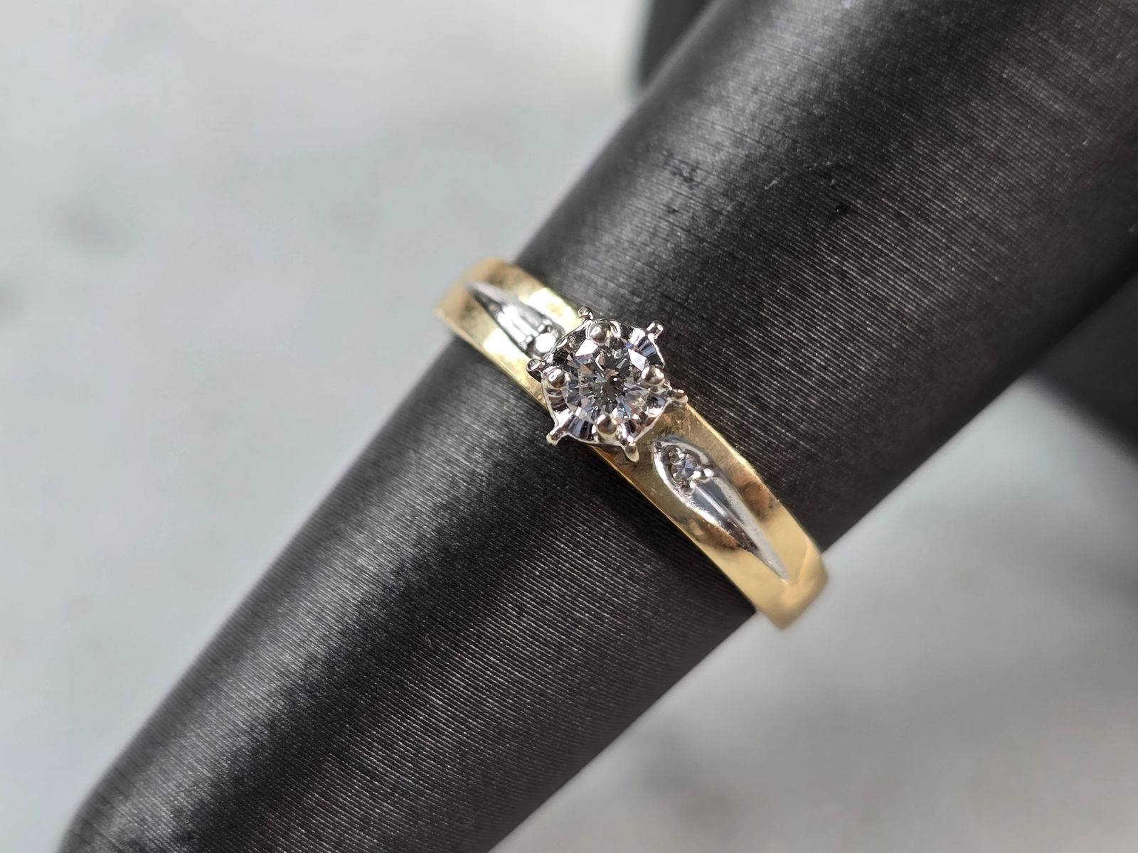 Womens Vintage Estate 14K Yellow Gold Diamond Ring: FOR SALE IS THIS WONDERFUL 14K YELLOW GOLD DIAMOND ENGAGEMENT RING. THE RING WEIGHS 2.5g, AND IS A SIZE 6.25. THERE ARE ABOUT .15cts OF DIAMONDS. WOULD MAKE A GREAT GIFT FOR THAT SPECIAL SOMEONE. ANY