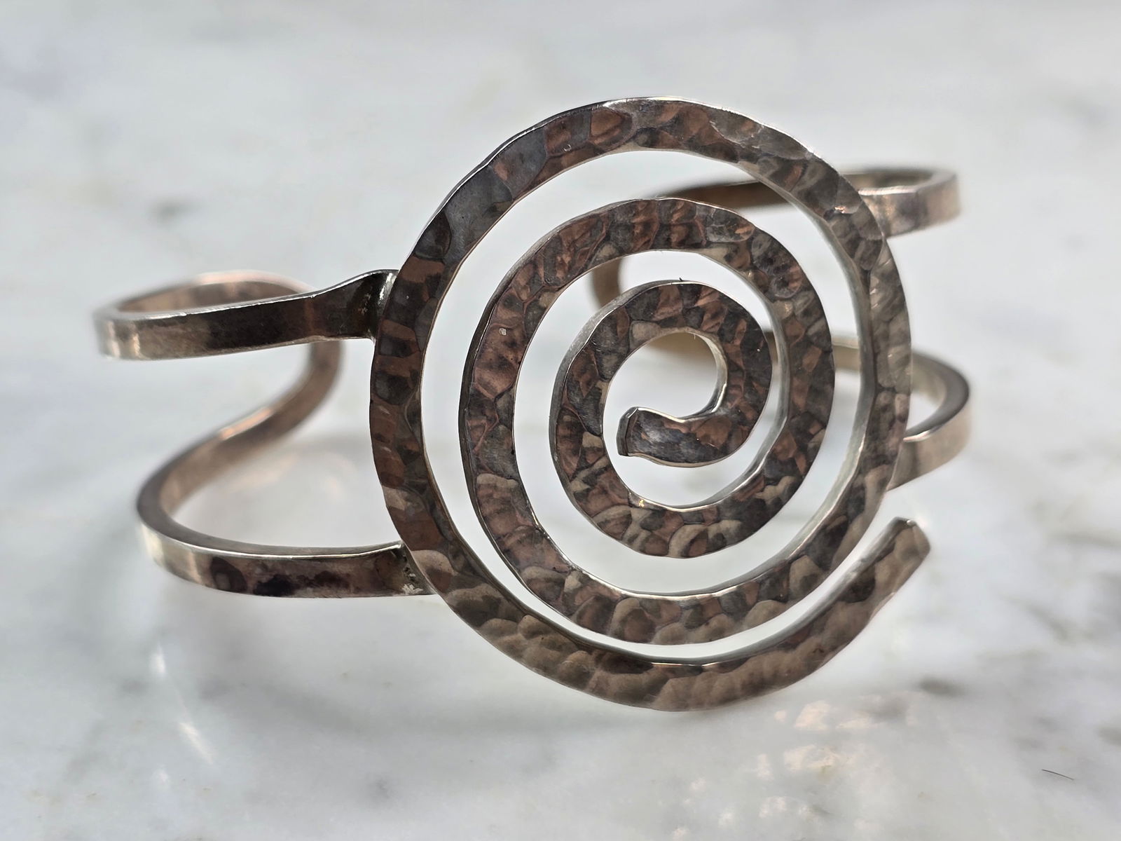 Womens Vintage Sterling Silver Spiral Modernist Bracele: A WOMENS VINTAGE ESTATE STERLING SILVER MODERNIST SPIRAL CUFF BRACELET THAT MEASURES 1 5/8" WIDE AND WEIGHS 28.4g. THE INSIDE CIRCUMFERENCE OF THE BRACELET MEASURES ABOUT 7". ANY QUESTIONS PLEASE DO N