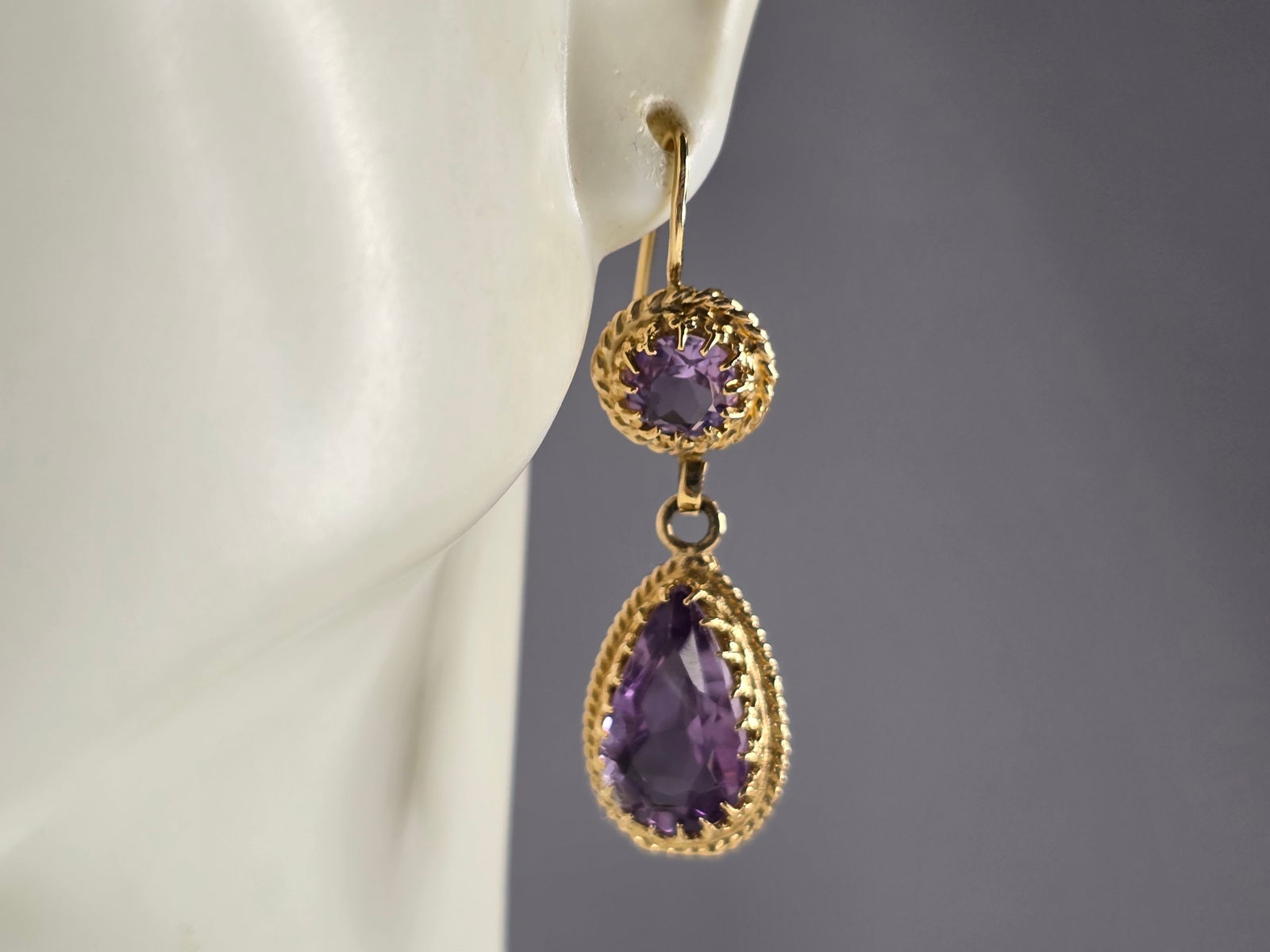 Pr Womens Vintage Estate 14K Gold Amethyst Earrings: FOR SALE ARE A PAIR 14K YELLOW GOLD AMETHYST EARRINGS. THE EARRINGS WEIGH 5.4g, AND MEASURE ABOUT 1 1/2" LONG BY 3/8" WIDE. MAKES A GREAT GIFT FOR THAT SOMEONE SPECIAL. ANY OTHER QUESTIONS, PLEASE ASK