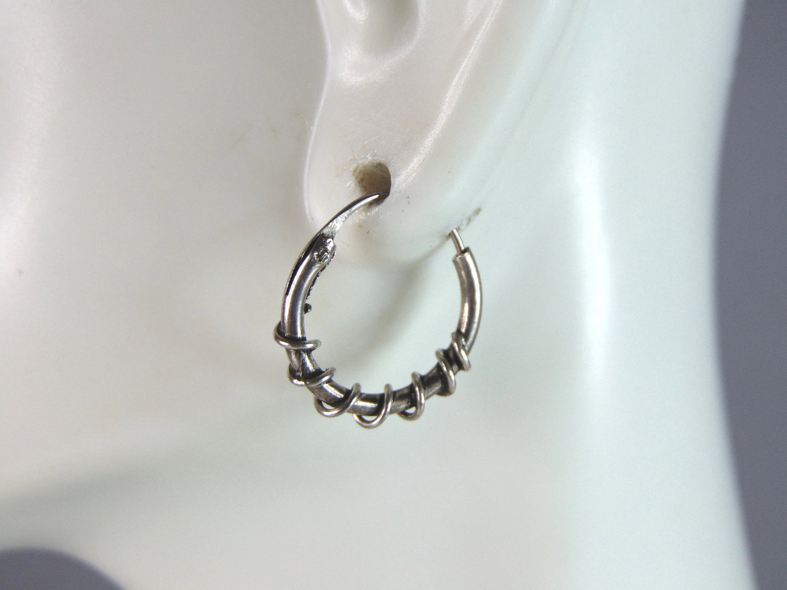 Womens Vintage Estate Sterling Silver Modernist Hoop Earrings: WOMENS VINTAGE ESTATE STERLING SILVER MODERNIST HOOP EARRINGS. EARRINGS MEASURE 5/8" IN DIAMETER AND WEIGHS 1.2g. WOULD MAKE A LOVELY GIFT FOR THAT SOMEONE SPECIAL. BE SURE TO CHECK OUT SOME OF MY OTH