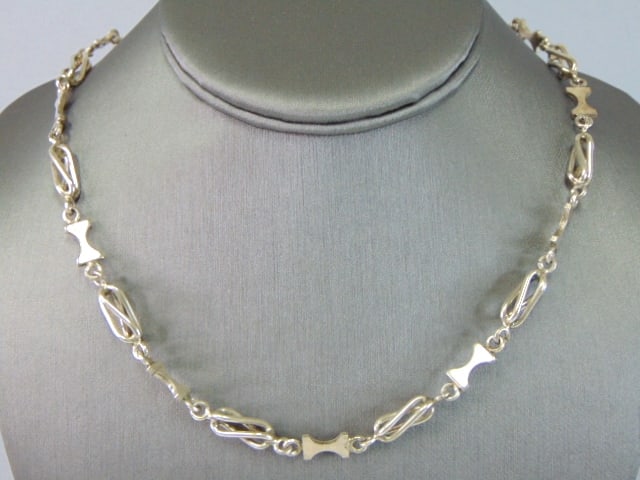 Womens Vintage Sterling Silver Modernist Necklace: FOR SALE IS THIS WOMENS VINTAGE ESTATE .925 STERLING SILVER MODERNIST NECKLACE. NECKLACE WEIGHS 60.3g AND MEASURES 35" LONG BY 3/8" WIDE. MAKES A GREAT GIFT FOR THAT SOMEONE SPECIAL. IF ANY QUESTIONS,
