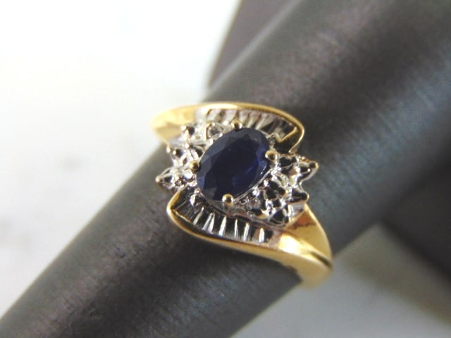 Womens Vintage Estate 14k Gold Sapphire Ring: A WOMEN'S VINTAGE ESTATE 14K GOLD SAPPHIRE RING. THE RING WEIGHS 2.9g, AND IS A SIZE 7.0. RING IS STAMPED "14k, LGL". MAKES A LOVELY GIFT FOR THAT SOMEONE SPECIAL. ANY QUESTIONS, PLEASE ASK. BE SURE T