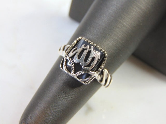 Womens Vintage Estate Sterling Silver Fashion Ring: A beautiful vintage estate sterling silver fashion ring. The ring weighs 3.3g, and is a size 6.0. The face of the ring measures 1/2". Any questions please do not hesitate to ask. Be sure to check out