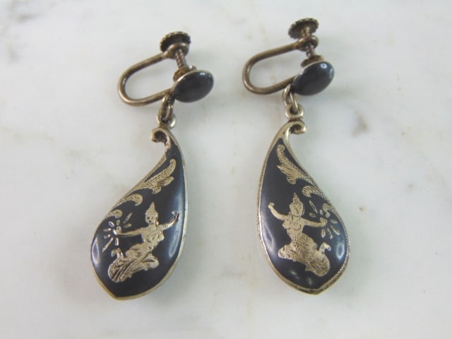 Pair of .925 Sterling Silver Siam Screw Back Earrings: A VERY NICE STERLING SILVER SIAM SCREW BACK EARRINGS THAT WEIGHS 8.9g. THE EARRINGS MEASURES 1 7/8" LONG BY 5/8" WIDE. ANY QUESTIONS PLEASE DONT HESITATE TO ASK. BE SURE TO CHECK OUT SOME OF MY OTHER