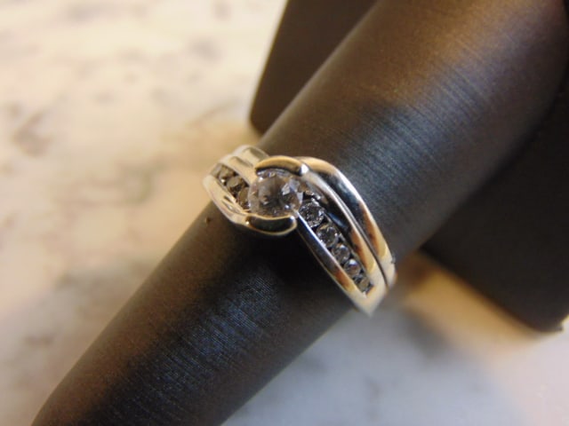 Womens Vintage Estate 14K White Gold Diamond Ring: FOR SALE IS THIS WOMEN'S VINTAGE 14K WHITE GOLD DIAMOND ENGAGEMENT RING. THE SIZE OF THE RING IS A 7.25, AND IT WEIGHS 5.5g. THE CENTER DIAMOND IS .25cts, AND THERE ARE A TOTAL OF .55cts. THIS WOULD M
