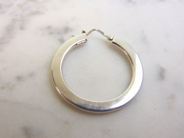 Single Vintage Estate 18k White Gold Hoop Earring: FOR SALE IS THIS LOVELY VINTAGE ESTATE 18K WHITE GOLD SINGLE HOOP EARRING. THE EARRING WEIGHS 1.8g AND MEASURES ABOUT 1 1/4" IN DIAMETER. EARRING IS MARKED ON THE STEM. WOULD MAKE A BEAUTIFUL GIFT FOR