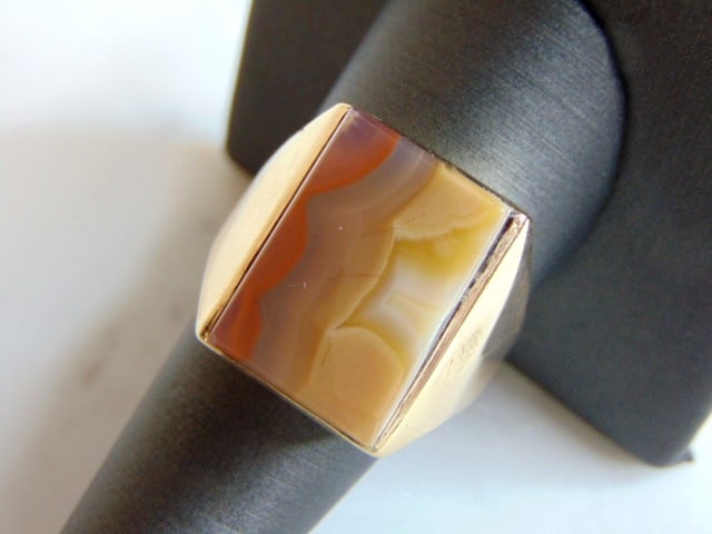 Womens Vintage 10K Yellow Gold Agate Ring: FOR SALE IS THIS LOVELY VINTAGE 10K YELLOW GOLD RING WITH AN AGATE COLORED STONE. THE TOTAL WEIGHT IS 12.5g. THE RING SIZE IS A 10. THE WIDTH OF THE RING IS 3/4". NOT SURE IF THE STONE IS REAL OR MAN