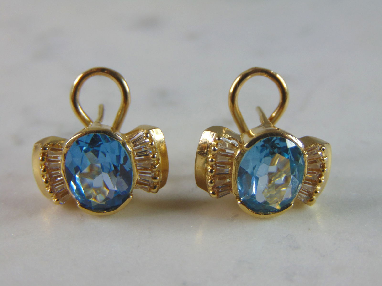 Womens Vintage Estate 14K Yellow Gold Aquamarine Earrings: FOR SALE IS THIS LOVELY PAIR OF VINTAGE 14K YELLOW GOLD AQUAMARINE EARRINGS. STONES ARE GLASS NOT DIAMONDS. THE EARRINGS WEIGH 8.4g. EARRINGS MEASURE ABOUT 1/2" LONG BY 5/8" WIDE. ANY QUESTIONS PLEASE