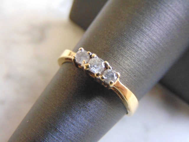 Womens Vintage Estate 10K Yellow Gold Diamond Ring: FOR SALE IS THIS VINTAGE ESTATE 10K YELLOW GOLD DIAMOND RING. THE RING IS A SIZE 6.75 AND WEIGHS 1.7g. THERE ARE ABOUT .29cts OF DIAMONDS IN THIS RING. RING IS STAMPED 10K. RING MAKES A BEAUTIFUL GIFT