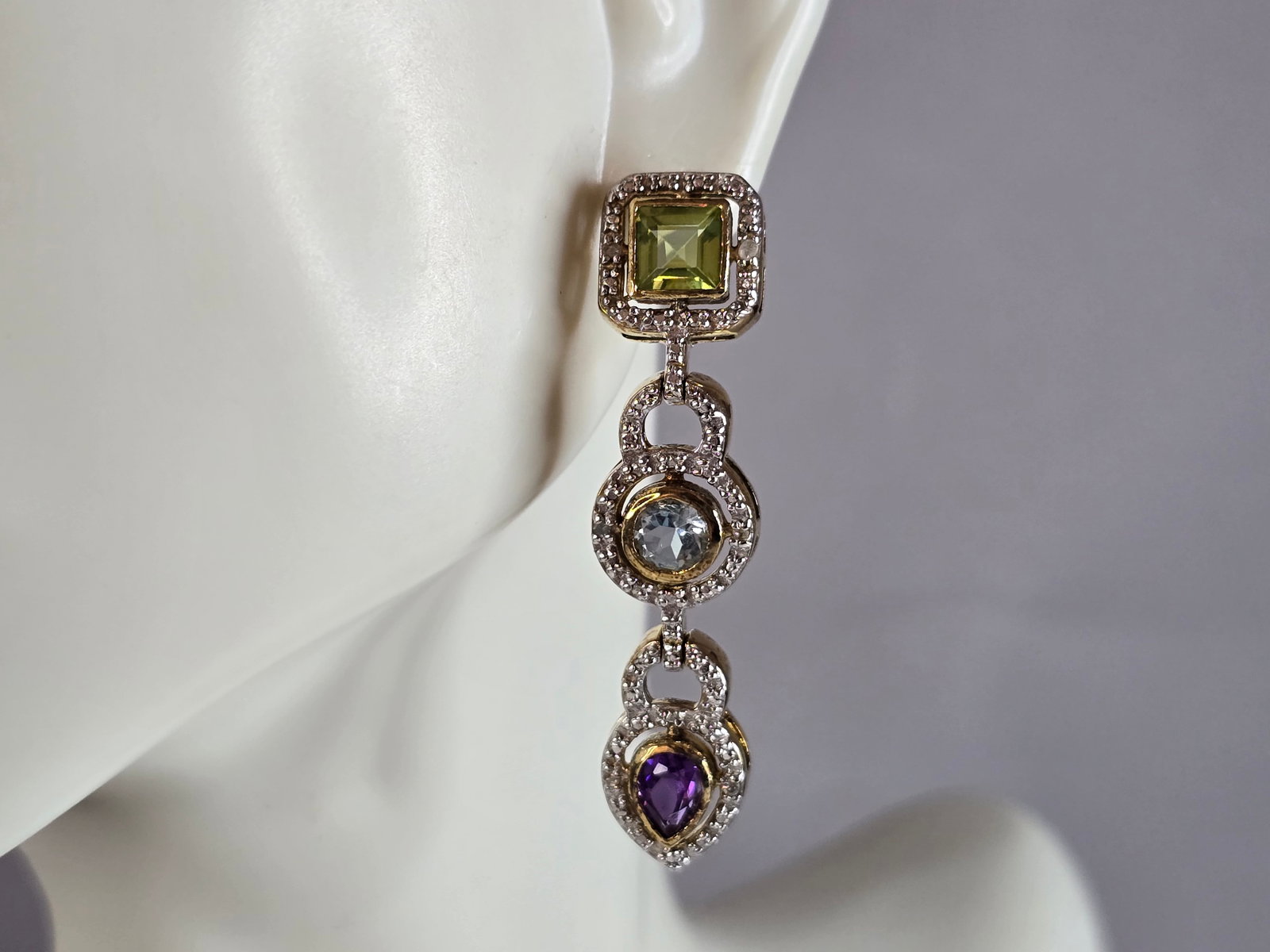 Womens Vintage Estate Sterling Silver Multi Stone Dangle Earrings: A PAIR OF WOMENS VINTAGE ESTATE STERLING SILVER GOLD TONE MULTI STONE DANGLE EARRINGS. EARRINGS MEASURE ABOUT 1 3/4" BY 5/16". THE EARRINGS WEIGH 9.6g. MAKES A LOVELY GIFT FOR THAT SOMEONE SPECIAL.