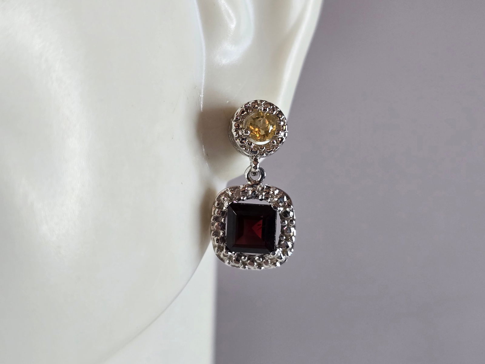 Pr Womens Vintage Estate Sterling Silver Multi Stone Stud Earrings: A PAIR OF WOMEN'S VINTAGE ESTATE STERLING SILVER MULTI STONE STUD EARRINGS. THE EARRINGS WEIGH 3.1g, AND MEASURE 5/8" LONG BY 3/8" WIDE. THIS MAKES A LOVELY GIFT FOR THAT SOMEONE SPECIAL. ANY QUESTION