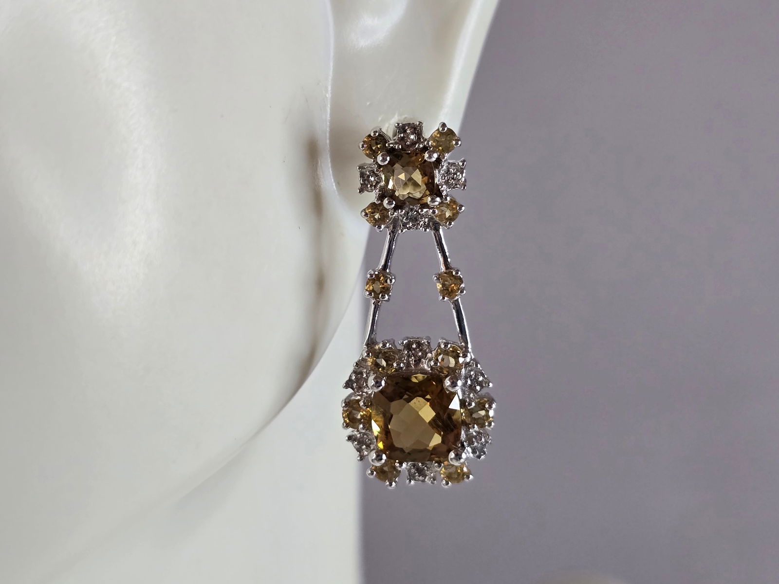 Womens Estate Sterling Silver Citrine Stud Dangle Earrings: A PAIR OF WOMENS ESTATE STERLING SILVER CITRINE COLORED GLASS DANGLE EARRINGS. EARRINGS WEIGH 3.7g AND MEASURES 1" LONG BY 3/8" WIDE. ANY QUESTIONS, PLEASE DO NOT HESITATE TO ASK. BE SURE TO CHECK OUT