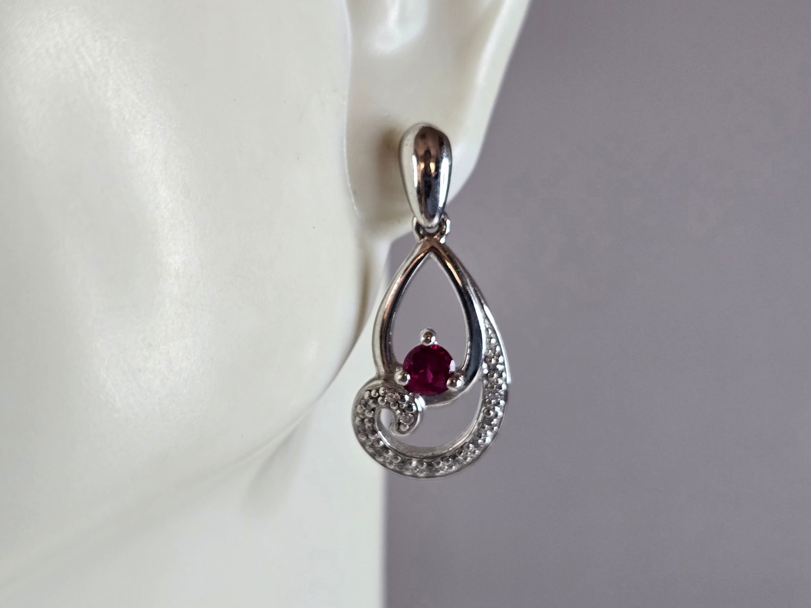Womens Vintage Estate Sterling Silver Modernist Ruby CZ Stud Earrings: A PAIR OF WOMENS STERLING SILVER MODERNIST CZ EARRINGS WITH RUBY COLORED STONES. EARRINGS WEIGH 3.7g AND MEASURE 1" LONG BY 1/2" WIDE. ANY QUESTIONS, PLEASE DO NOT HESITATE TO ASK. BE SURE TO CHECK OU