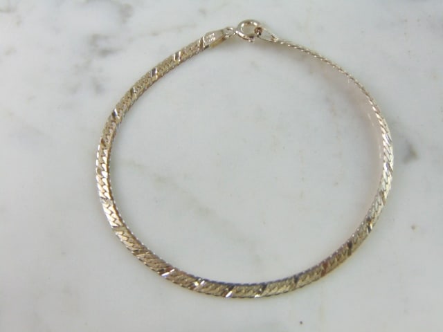 Womens Vintage Sterling Silver Herringbone Bracelet: FOR SALE IS A LOVELY VINTAGE ESTATE STERLING SILVER HERRINGBONE BRACELET THAT MEASURES 7 1/4" LONG BY 1/8" WIDE AND WEIGHS 3.0g. THIS WOULD MAKE A LOVELY GIFT FOR THAT SOMEONE SPECIAL. ANY QUESTIONS,