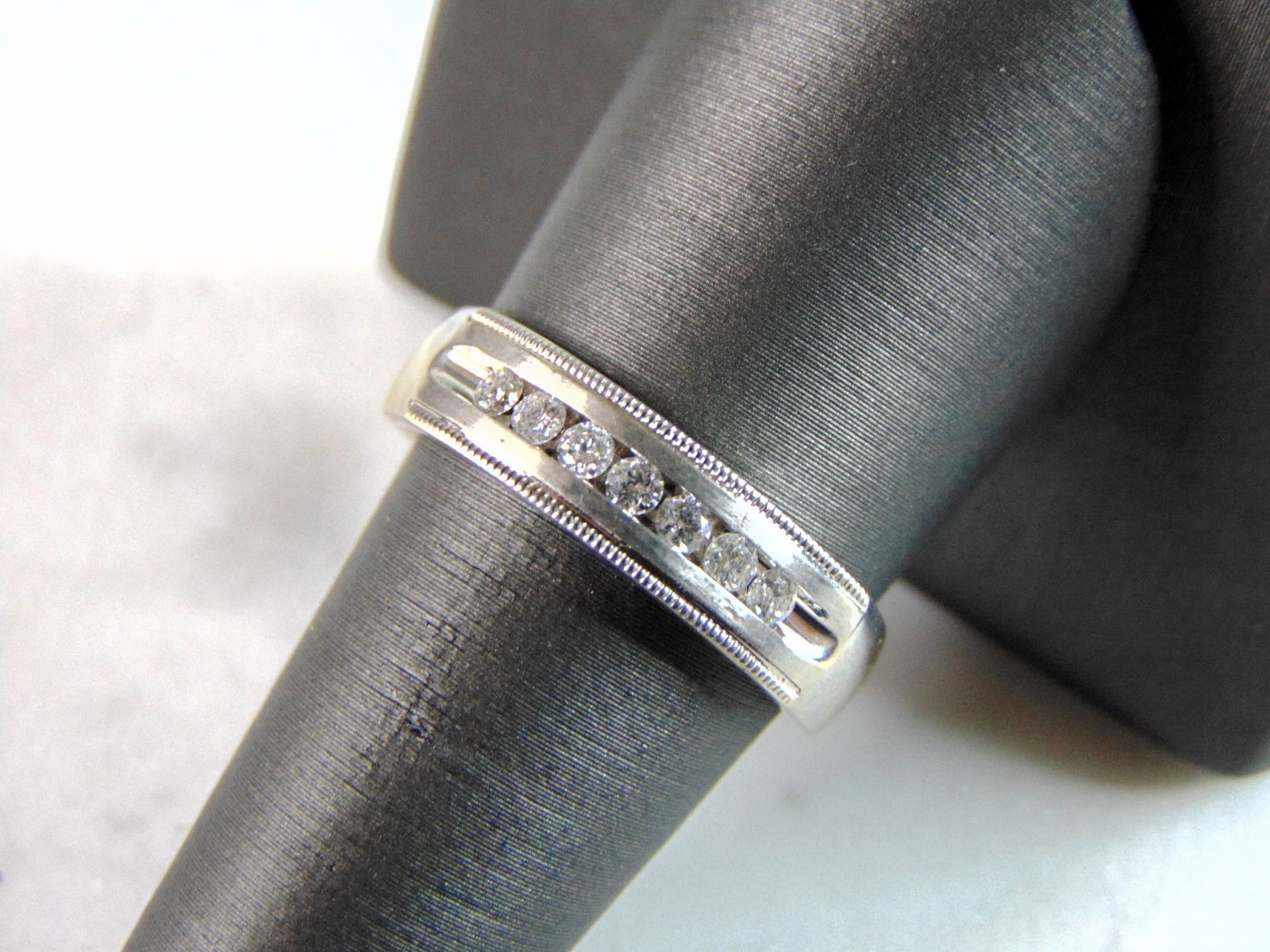 Womens Vintage Estate 10K White Gold Diamond Ring: FOR SALE IS THIS LOVELY VINTAGE 10K WHITE GOLD DIAMOND RING. THE TOTAL WEIGHT IS 5.0g. THE RING IS A SIZE 9.0. THERE ARE ABOUT 0.35cts OF DIAMONDS IN THE PENDANT. MAKES A GREAT GIFT FOR THAT SOMEONE S