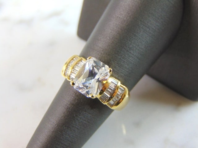 Womens Vintage Estate 18K Yellow Gold Diamond Ring: FOR SALE IS THIS LOVELY WOMENS VINTAGE 18K YELLOW GOLD RING WITH TOTAL .45cts OF DIAMONDS. THE BIG CENTER STONE IS NOT DIAMOND, JUST THE BAGUETTES ON THE SIDES. THE TOTAL WEIGHT IS 7.7g, AND IS A SIZE