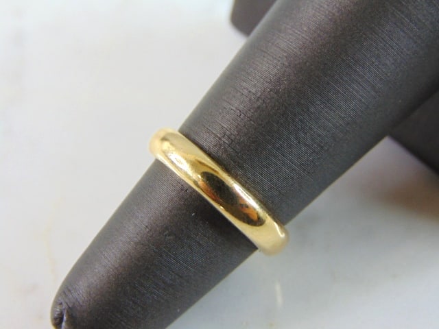 Womens Vintage Estate 14K Yellow Gold Band Wedding Ring: FOR SALE IS A WOMENS VINTAGE ESTATE 14K YELLOW GOLD BAND WEDDING RING. THE RING WEIGHS 4.3g AND IS A SIZE 5.0. THE WIDTH OF THE RING MEASURES 1/8". RING HAS ENGRAVING ON THE INSIDE BUT CAN BE REMOVED